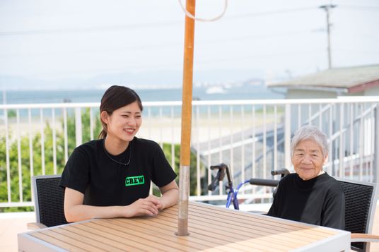 笑顔で対話するスタッフと利用者