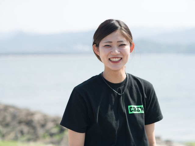 笑顔のスタッフイメージ 心温まる対応を心掛けるスタッフが、明るくお出迎えします。日々の業務に対する熱意が感じられる笑顔です。