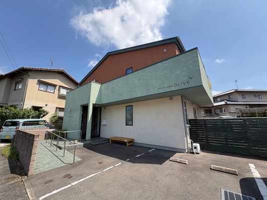 落ち着いた建物の外観