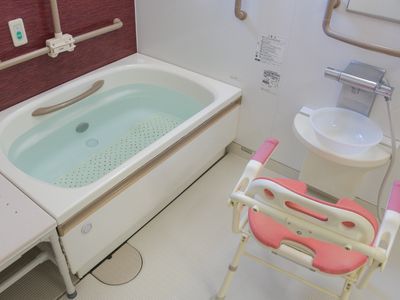 バリアフリー設計の浴室