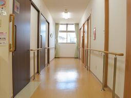 明るい廊下の様子