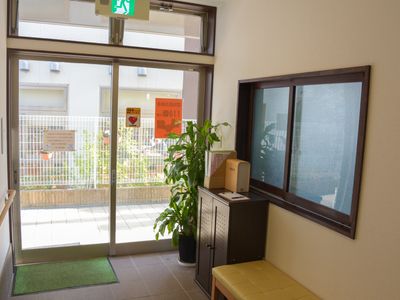 出入口付近の明るい空間