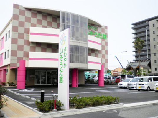 優しい色合いの外観