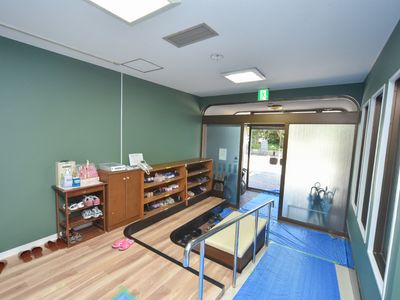 玄関ホールの明るい風景