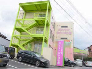 緑の非常階段のある建物