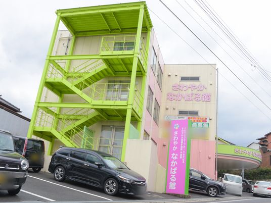 緑の非常階段のある建物