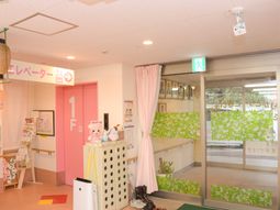 ピンクのエレベーター入口