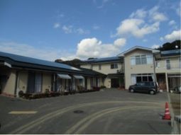 明るい空と施設の外観