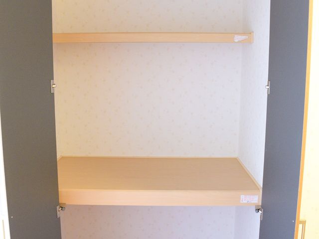 きれいな空間の居室 クローゼット ゆとりある居室には、衣服や小物を収納できる棚が備え付けられ、心地よい生活空間が確保されています。