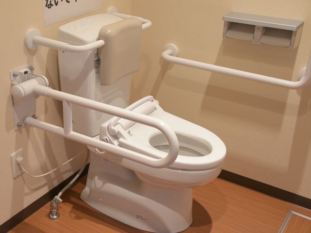 手すり付きの快適トイレ トイレ 安心の手すりが設置された清潔感のあるトイレ空間。利用者の自立支援に配慮した設計です。