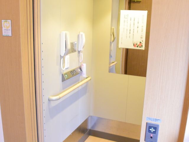バリアフリーエレベーター エレベーター スムーズな移動を支援する、広々としたバリアフリー設計のエレベーターです。安全に配慮した手すりが備えられ、快適にご使用いただけます。