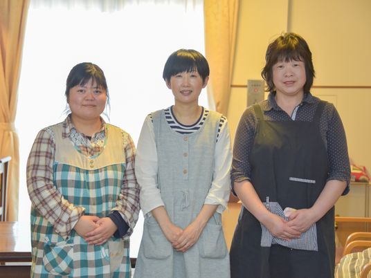 笑顔のスタッフ3名