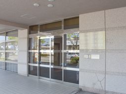 清潔な施設のエントランス