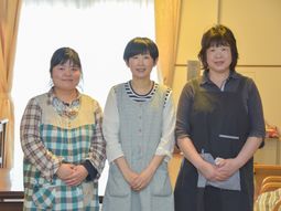 スタッフ三人の笑顔