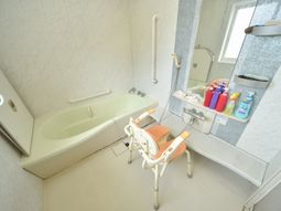 バリアフリー設計の浴室