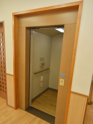 自動扉のエレベーター入口