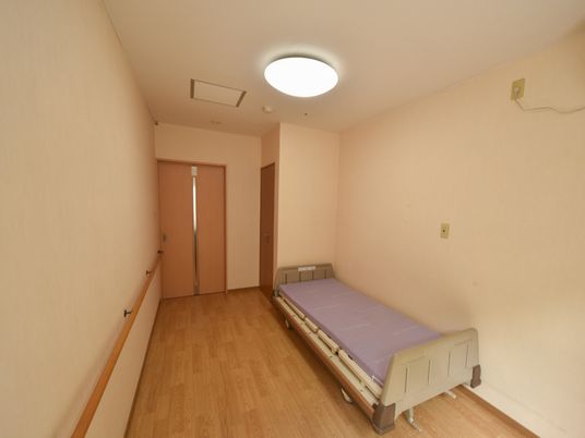 シンプルな居室の様子