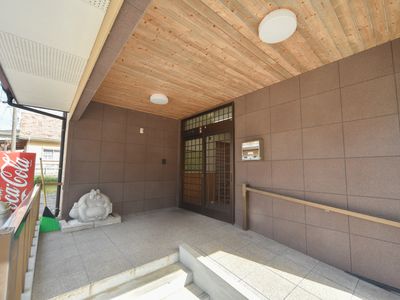 入口と石の彫刻
