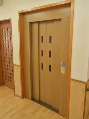 木目調エレベーターの扉