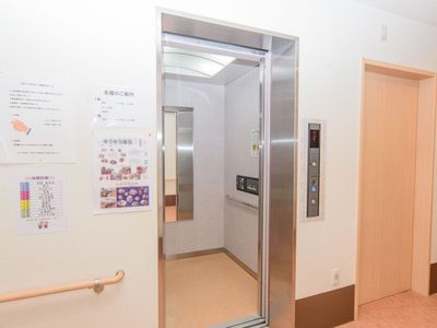 エレベーターの前の廊下