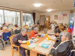 食事をする人々のダイニング