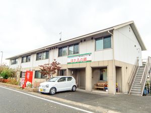 白い建物の外観