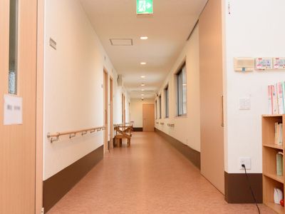 広々とした明るい廊下