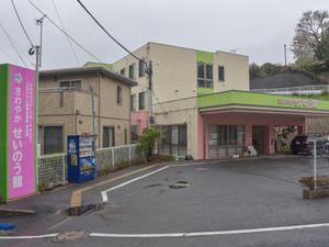 施設の色鮮やかな外観