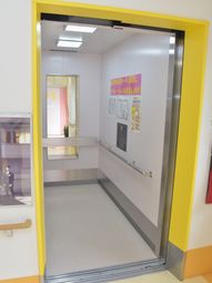 黄色い枠のエレベーター入口