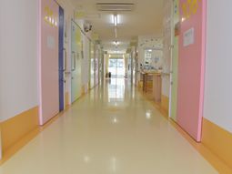 明るい色彩の廊下