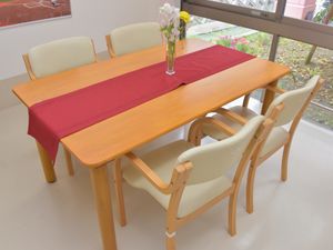 ダイニングテーブルと椅子