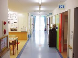 清潔感ある施設の廊下