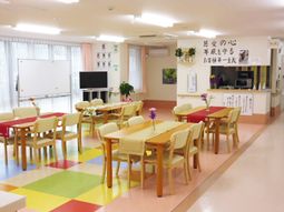明るい食堂の様子
