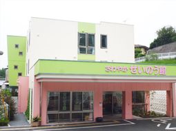 緑色の建物とエントランス