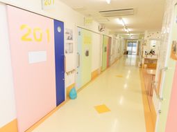 カラフルな廊下の景観