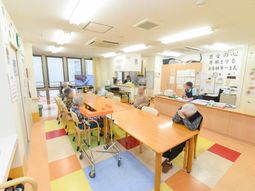 明るい多目的室の様子