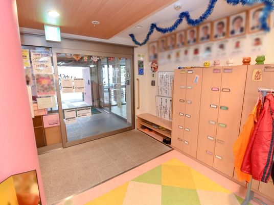エントランスの色とりどりの空間