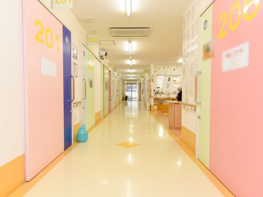 カラフルな施設の廊下