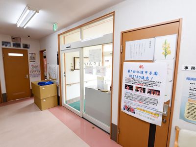 廊下と掲示物の明るい場所