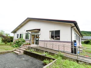 明るい外観の建物エントランス