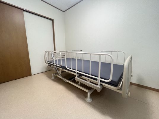 安心感ある居室のベッド