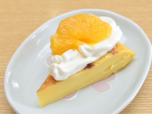 オレンジトッピングのケーキ デザート こだわりのおやつで、日々の生活に彩りを。手作りのスイーツを提供しています。