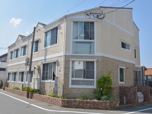 明るい外観の建物
