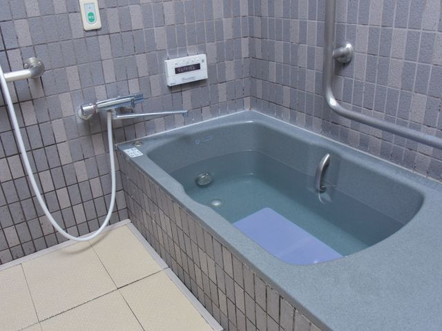 バリアフリー設計の浴室 浴室 安全に配慮された設計の浴室です。手すりや広い入口で、どなたでも快適にご利用いただけます。