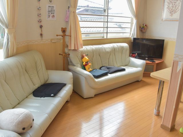 快適な居室の様子 共有スペース 温かみのある居室では、ゆったりとくつろぐ姿を想像していただけます。皆さんの新しい職場での一日も快適に。