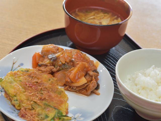 和食定食の昼食 食事 栄養バランスを考えられた和食の定食です。手作りの温かい料理が、ご利用者の健康を支えます。