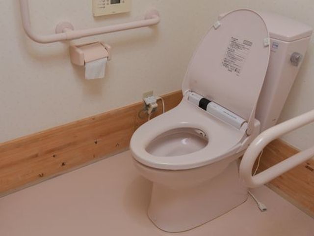 バリアフリートイレ設備 トイレ 安全でゆったりとした手すり付きのトイレ空間です。日々の安心に寄与する環境づくりに注力しています。