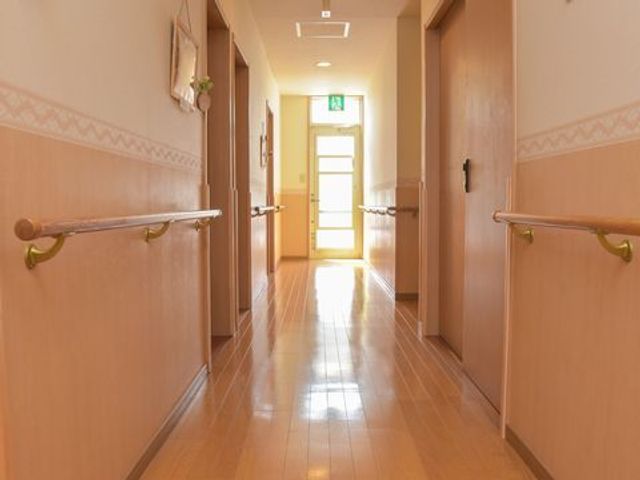 手すり付きのきれいな廊下 廊下 光が差し込む清潔感のある廊下は手すりが整備され、安全に配慮された設計です。