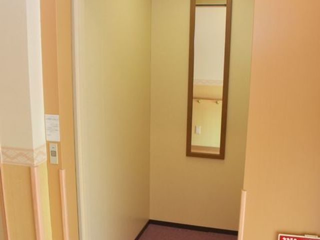 エレベーターの出入り口 エレベーター 広い入り口のエレベーターは、車いすでも安心してご利用いただける設計です。利便性を重視した設備が整っております。