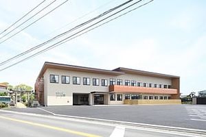 広々とした施設の外観